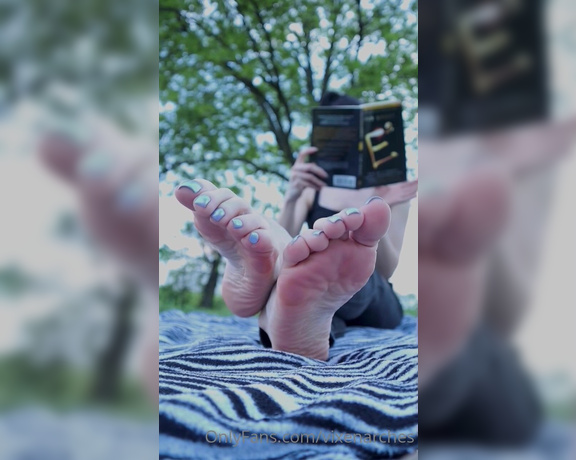 Vixen Arches aka Vixenarches OnlyFans - Spying on her feet in the park got you so excited