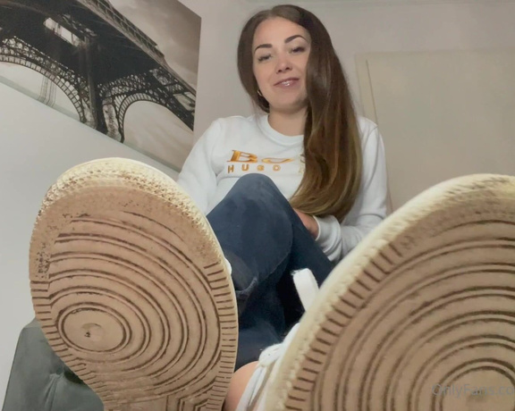 Lady Kira aka Kmoneydom OnlyFans - Der perfekte Clip fr dich, Sneakersuchti! Wie gerne du den Geruch wahrnehmen wrdest, nicht wahr