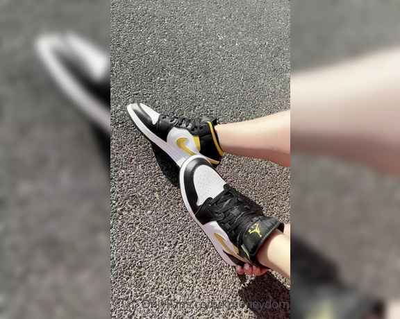 Lady Kira aka Kmoneydom OnlyFans - Sei dankbar fr diesen Anblick und erstatte 200$ fr meine neuen Sneaker, Sneakerfotze