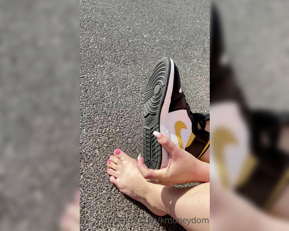 Lady Kira aka Kmoneydom OnlyFans - Sei dankbar fr diesen Anblick und erstatte 200$ fr meine neuen Sneaker, Sneakerfotze