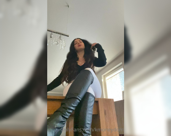 Lady Kira aka Kmoneydom OnlyFans - Auch dieser Clip wird von euch wieder auf knien angeschaut! Ich will euch kriechen sehen