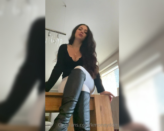 Lady Kira aka Kmoneydom OnlyFans - Auch dieser Clip wird von euch wieder auf knien angeschaut! Ich will euch kriechen sehen