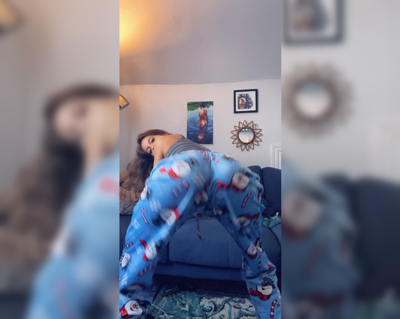 ThePerfectMistress aka Theperfectmistress OnlyFans - Twerking for that Christmas spirit