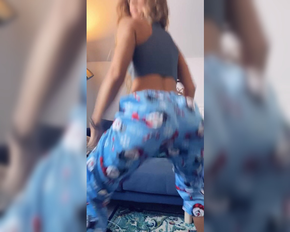 ThePerfectMistress aka Theperfectmistress OnlyFans - Twerking for that Christmas spirit