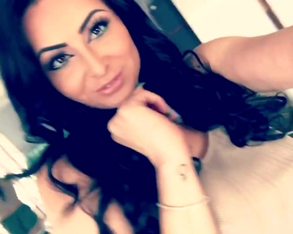 Jasmine Mendez OnlyFans aka Laughinglatina - Getting ready for Cam sessions I know you love