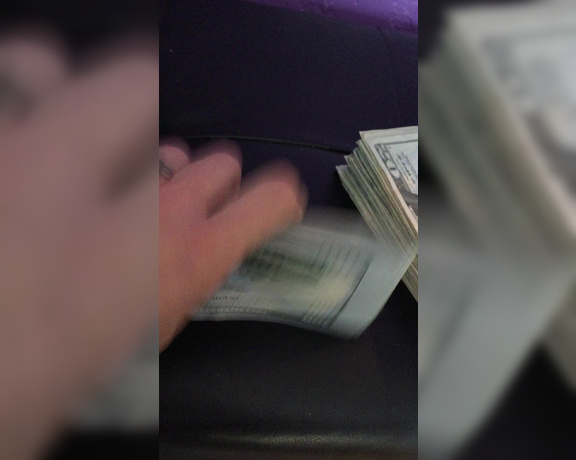 Jasmine Mendez OnlyFans aka Laughinglatina - Snap of me counting all the money I take