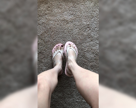 Ashley Lotts aka Ashleylottsxo OnlyFans - Flippy flops