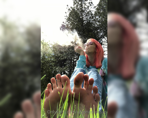 Ashley Lotts aka Ashleylottsxo OnlyFans - Chilling in a field barefoot smoking a J, that’s how I want to be remembered anyway