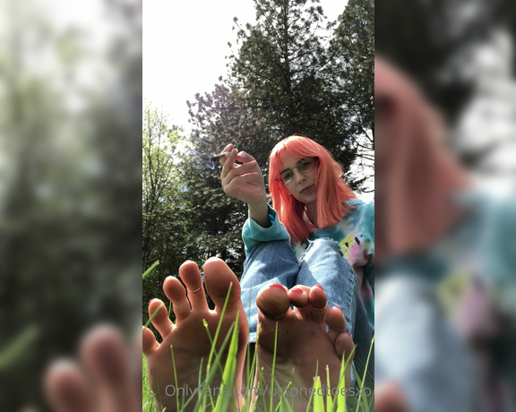 Ashley Lotts aka Ashleylottsxo OnlyFans - Chilling in a field barefoot smoking a J, that’s how I want to be remembered anyway