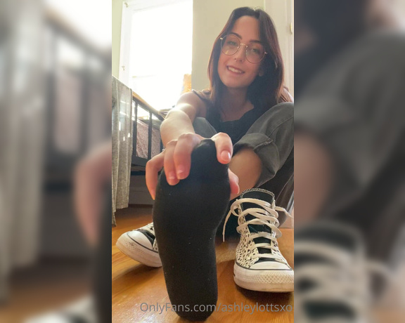 Ashley Lotts aka Ashleylottsxo OnlyFans - I loooove teasing you with my stinky converse toes