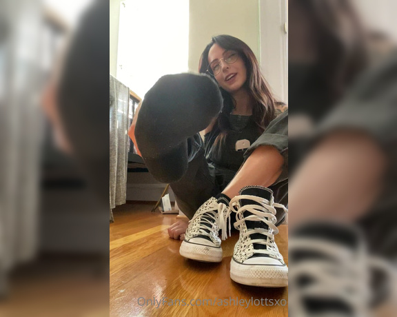 Ashley Lotts aka Ashleylottsxo OnlyFans - I loooove teasing you with my stinky converse toes