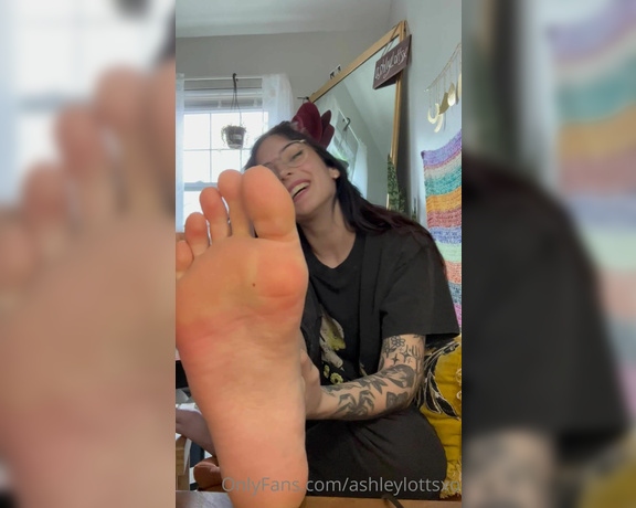 Ashley Lotts aka Ashleylottsxo OnlyFans - Chatting about pedicures and my ticklish feet