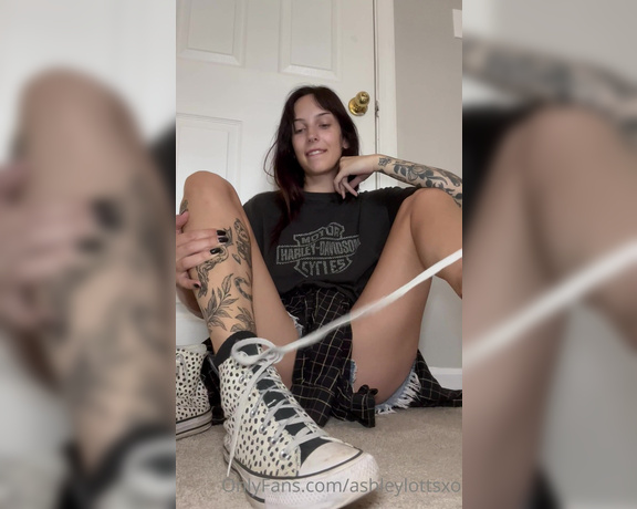 Ashley Lotts aka Ashleylottsxo OnlyFans - Just two and a half minutes of me being a silly lil foot tease