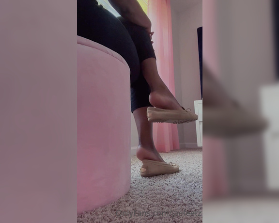 Jae aka Jaefeetz OnlyFans - Enjoy this dangle video in flats