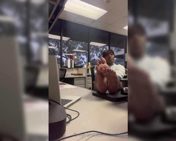 Jae aka Jaefeetz OnlyFans - My boss caught me doing a sock removal at my desk