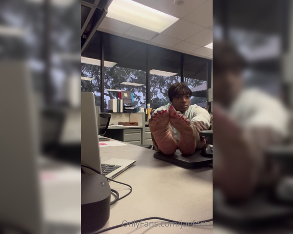 Jae aka Jaefeetz OnlyFans - My boss caught me doing a sock removal at my desk