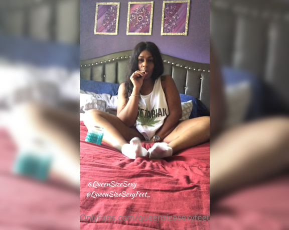 QueenSizeSexyFeet aka Queensizesexyfeet OnlyFans - Cum let me blow this blunt smoke in your face while you smell these stinky socks!