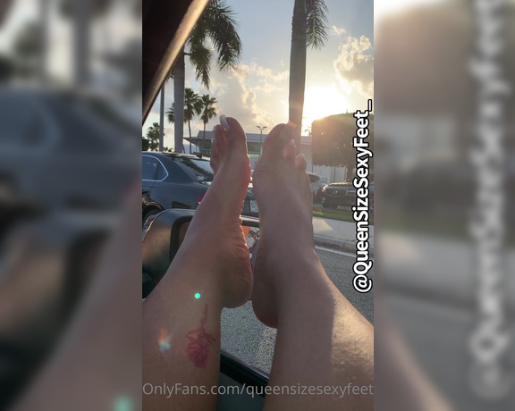 QueenSizeSexyFeet aka Queensizesexyfeet OnlyFans - These little piggies went out for a ride! Toes out, feet out, I love how the breeze feels on my sole