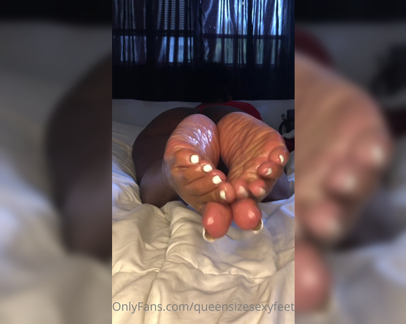 QueenSizeSexyFeet aka Queensizesexyfeet OnlyFans - It’s nothing better than your dick pressed between my Big Oily Soles while I rub them together allow
