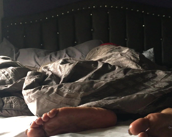 QueenSizeSexyFeet aka Queensizesexyfeet OnlyFans - Woke up too early! I needed more ZZzzzs