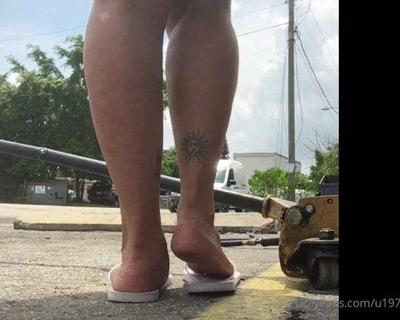 QueenSizeSexyFeet aka Queensizesexyfeet OnlyFans - So I went to change my tire today and this happened!