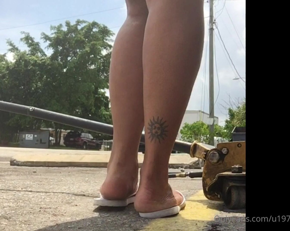 QueenSizeSexyFeet aka Queensizesexyfeet OnlyFans - So I went to change my tire today and this happened!
