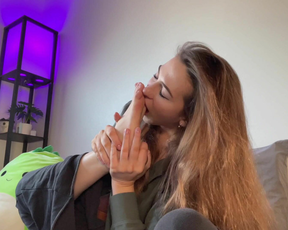 Dakota aka Dakotafade OnlyFans - Pov you hid your phone in your step sisters room to find out what shes been doing she finds