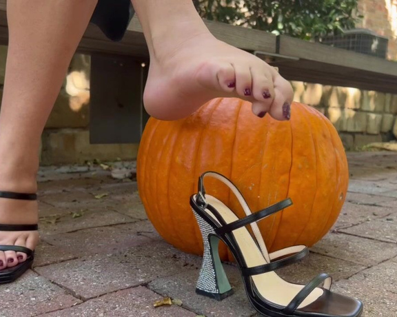 SweetiesToes aka Yourfeetsweetie OnlyFans - Happy halloooweeennn