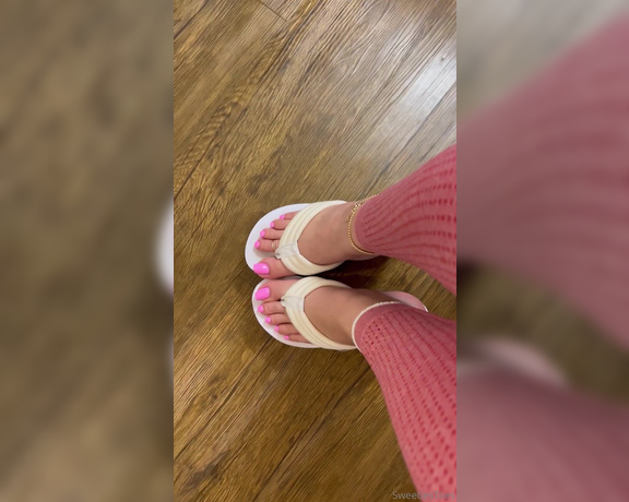 SweetiesToes aka Yourfeetsweetie OnlyFans - Keep your eyes on me feet