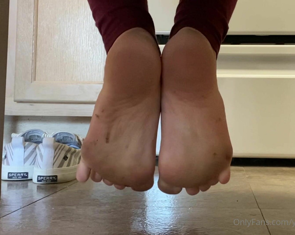 SweetiesToes aka Yourfeetsweetie OnlyFans - Let me tease you with my smelly dirty toes, Cum clean my dirty feet! Now