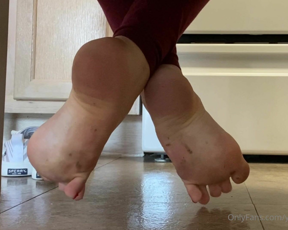 SweetiesToes aka Yourfeetsweetie OnlyFans - Let me tease you with my smelly dirty toes, Cum clean my dirty feet! Now
