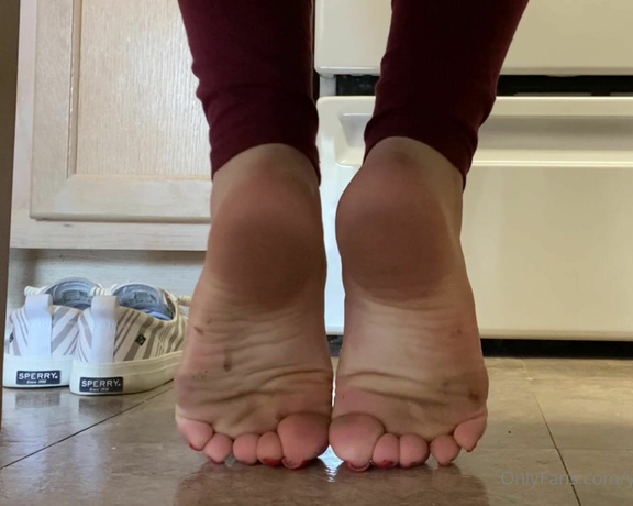 SweetiesToes aka Yourfeetsweetie OnlyFans - Let me tease you with my smelly dirty toes, Cum clean my dirty feet! Now