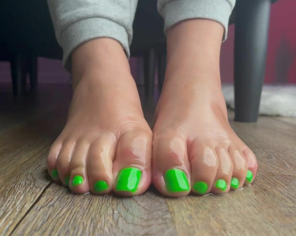 SweetiesToes aka Yourfeetsweetie OnlyFans - Keep swiping for a video 4