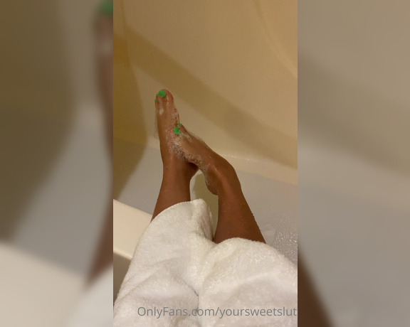 SweetiesToes aka Yourfeetsweetie OnlyFans - Just a little foot play for you