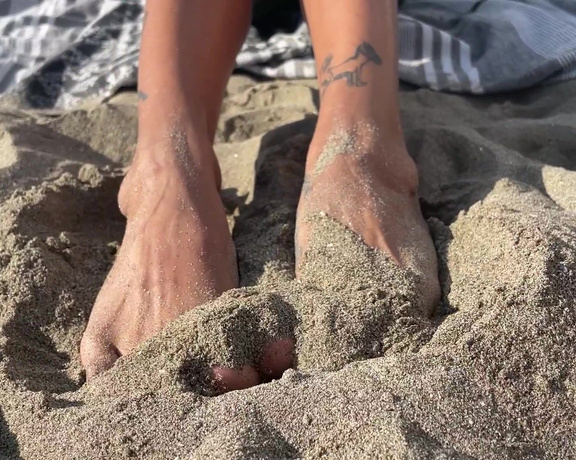 Emma aka Queenstarb OnlyFans - Sandy toes hit different right