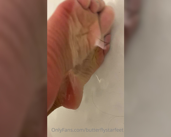 Emma aka Queenstarb OnlyFans - Playing in the water with my soft pinky soles 1