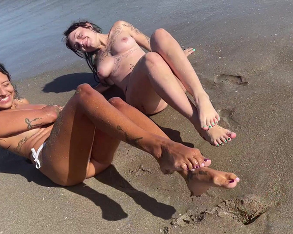 Emma aka Queenstarb OnlyFans - Oh you know, just here laying on the beach with @freakyfjondaxxx Make sure you swipe so see us t 6