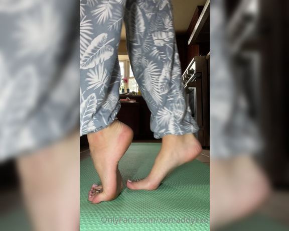 Goddess Kaylee aka Xomaddykxo OnlyFans - Morning yoga w goddess, watch my sweet soles as I stretch in a bunch of different ways hehe