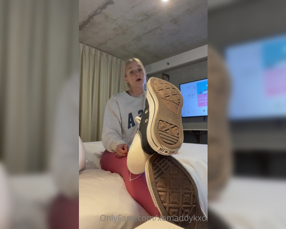 Goddess Kaylee aka Xomaddykxo OnlyFans - Quick stinky soles action from last night in my hotel I fuckingmiss you guys