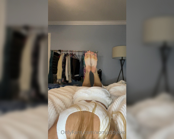 Goddess Kaylee aka Xomaddykxo OnlyFans - You wish to touch and smell my perfect feet Become mesmerized by them cuck How does it feel knowin