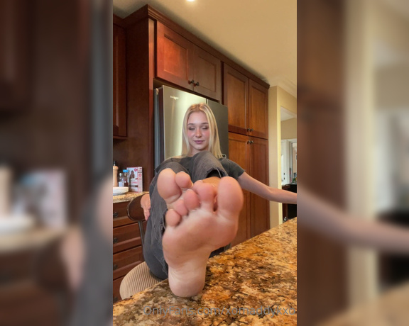 Goddess Kaylee aka Xomaddykxo OnlyFans - The juicy sweaty soles vid as promised just imagine being able to take a nice long sniff, amazin
