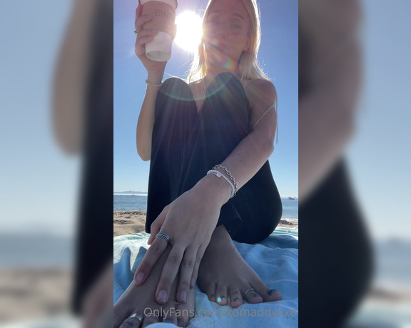 Goddess Kaylee aka Xomaddykxo OnlyFans - Took my coffee and bagel to the beach this morning, come hang out with me and my sandy soles