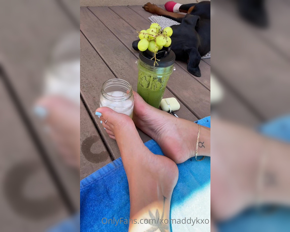 Goddess Kaylee aka Xomaddykxo OnlyFans - Me and my toes are tanning do you wish you had these to look at in your backyard