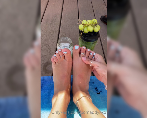 Goddess Kaylee aka Xomaddykxo OnlyFans - Me and my toes are tanning do you wish you had these to look at in your backyard