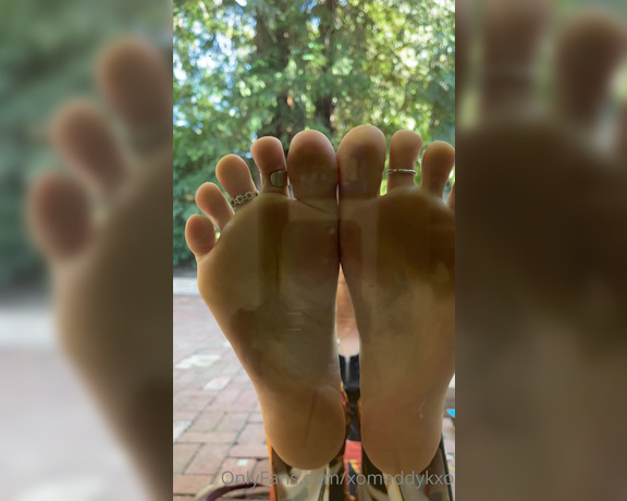 Goddess Kaylee aka Xomaddykxo OnlyFans - Feet against the glass this was my first try so let me know what you think