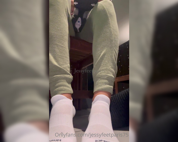 Jessyfeetparis75 aka Jessyfeetparis75 OnlyFans - Baskets Chaussettes et vernis rose