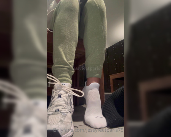 Jessyfeetparis75 aka Jessyfeetparis75 OnlyFans - Baskets Chaussettes et vernis rose