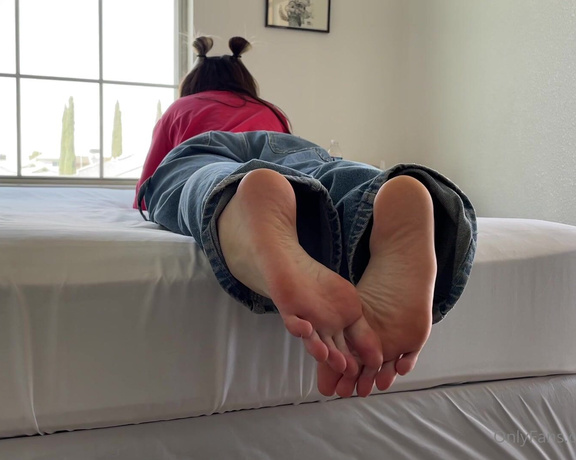 Solelydawn aka Solelydawn OnlyFans - Stinky sock removal while I ignore you )