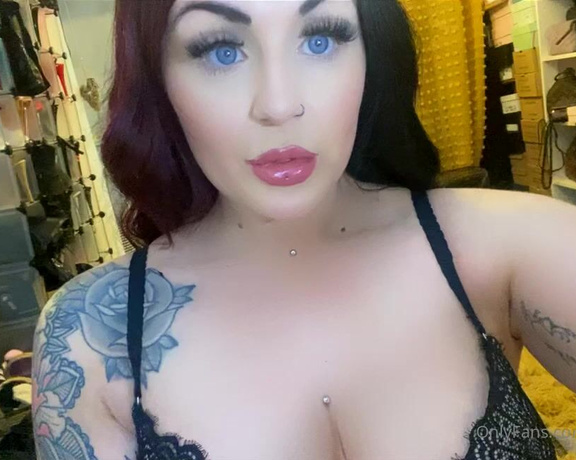GODDESS TAYLOR aka Taylorhearts_xx OnlyFans - Laughing at you scraping together the bill money whilst pumping your cash to me 4 videos 2