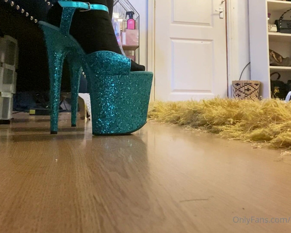 GODDESS TAYLOR aka Taylorhearts_xx OnlyFans - 5 min task regardless of wether your into heels & feet I want you to see if you can cum for